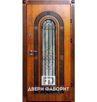дверь из металла в коттедж с ковкой и стеклом арочной формы для коттеджа