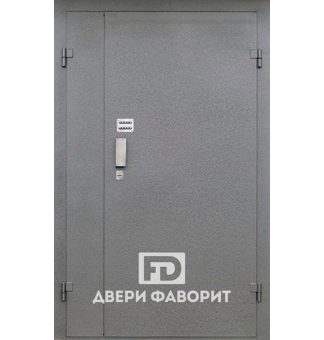 металлическая дверь в подъезд, укомплектована домофоном, замком и ручкой скобой
