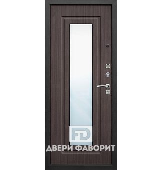 дверь в квартиру с зеркальной вставкой