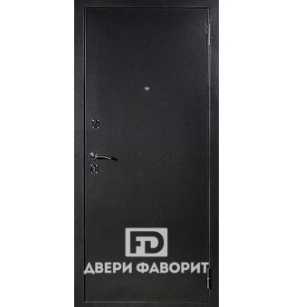 железная дверь окрашена цинкогрунтом чёрного цвета