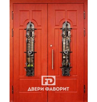 двустворчатая парадная дверь с двумя стеклянными вставками в виде арки и коваными элементами