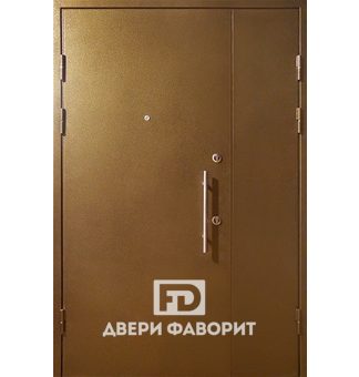 металлическая дверь в тамбур, окрашена цинкогрунтом, с двумя замками, глазком и ручкой скобой