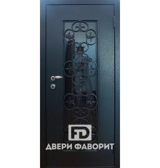 дверь на улицу со стеклом и декоративной ковкой