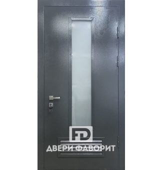 металлическая дверь с тремя петлями оборудована стеклянной вставкой и вентиляционной решёткой